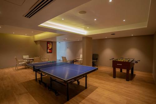 Stolní tenis v ubytování Leela Resort, The Exotic Boutique Hotel - Pure Veg nebo okolí