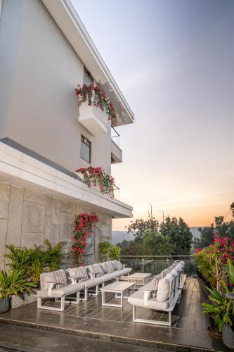 Balkón nebo terasa v ubytování Leela Resort, The Exotic Boutique Hotel - Pure Veg