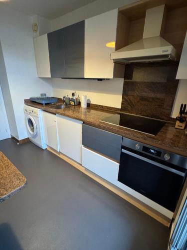 Il comprend une cuisine équipée d'une cuisinière et d'un lave-vaisselle. dans l'établissement Top-of-range appartment of 90m2 & 20m2 of sunny terrace, 2min from sea, à Antibes