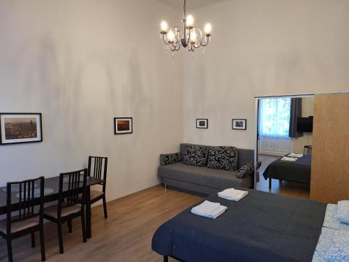 Lofty Apartment with Free Garage near the Gozsdu Courtyard