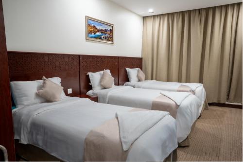 Postel nebo postele na pokoji v ubytování Cordoba Al Azizia Hotel