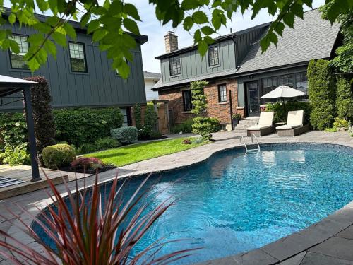 een zwembad voor een huis bij Garden Suite with Pool and Sauna in Brampton