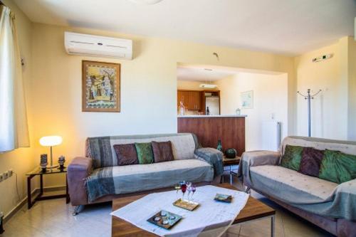 Ruang duduk di Helidonia Villas