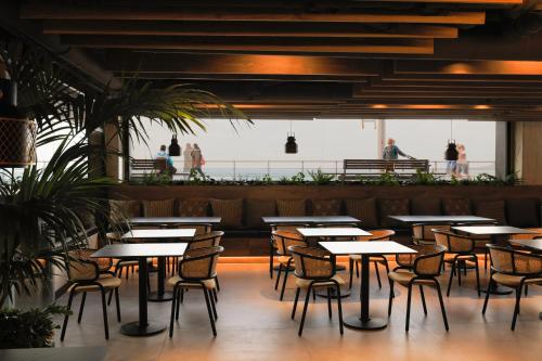 Un restaurante u otro lugar para comer en Sercotel Playa Canteras