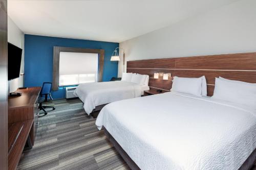 Letto o letti in una camera di Holiday Inn Express & Suites Del Rio by IHG
