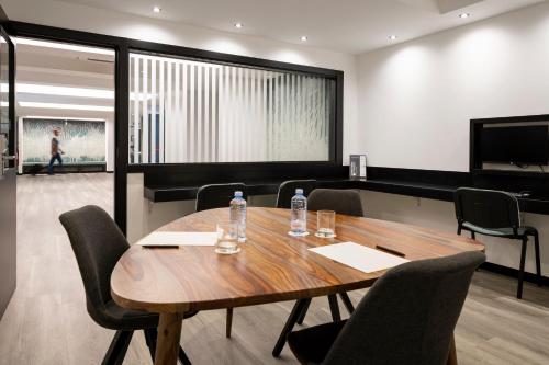 a conference room with a wooden table and chairs at Sercotel Hotel Parque in Las Palmas de Gran Canaria