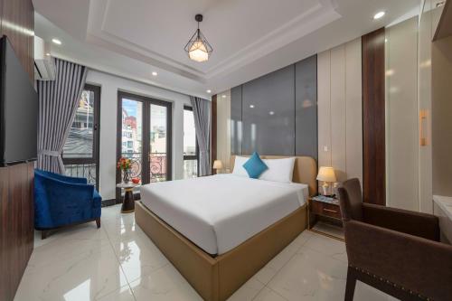 Postel nebo postele na pokoji v ubytování Infinity HaNoi Hotel & Travel