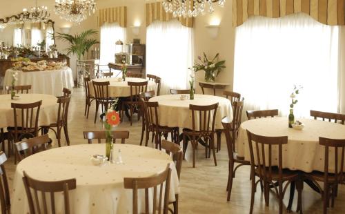 Een restaurant of ander eetgelegenheid bij Hotel Lancelot