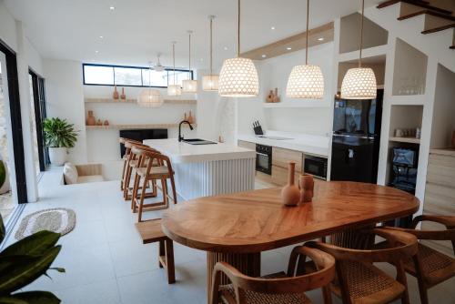 Gallery image of Havens Duplex - 2 Villas Combo 6BR Up to 12px Close to Finns And Beach With Easy Walk To Berawa Street in Canggu