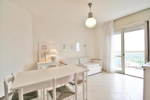 リニャーノ・サッビアドーロにあるBA- LA TORRE - Sea View -の白いリビングルーム(テーブル、ソファ付)