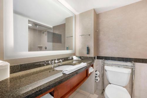 Ein Badezimmer in der Unterkunft Hilton Virginia Beach Oceanfront