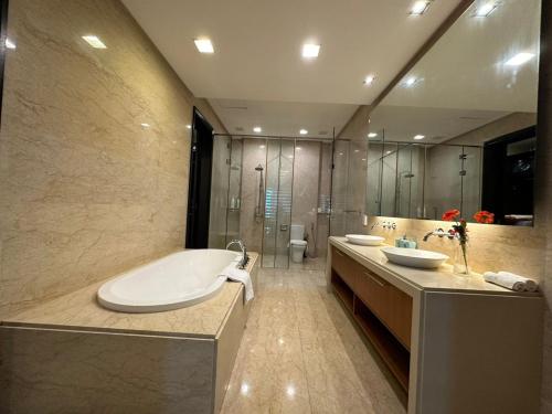 Ένα μπάνιο στο 2 bedroom Suite with Sea View At Straits Quay