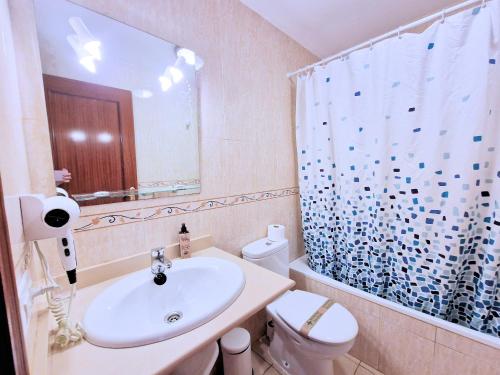 ein Badezimmer mit Waschbecken, Toilette und Dusche in der Unterkunft La Graciosa Punta Caracol in Caleta de Sebo