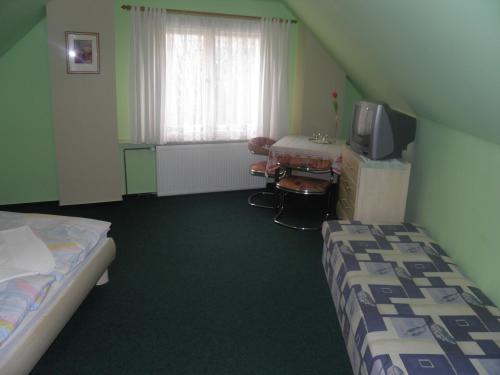 Säng eller sängar i ett rum på Penzion U Modrého Slona