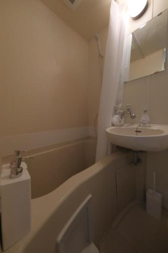 a bathroom with a sink and a bath tub and a sink at 5mins walk to Kameari Station within 30mins to Ginza, Asakusa, Skytree Direct bus to Haneda Airport & Tokyo Disneyland departing from Kameari Station in Tokyo
