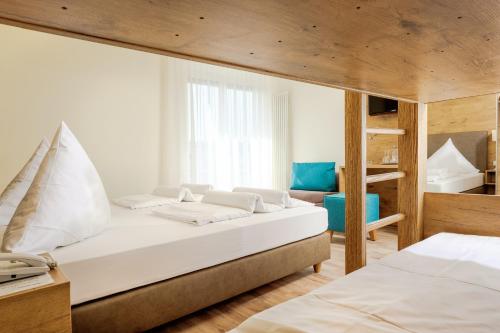 A bed or beds in a room at Hotel Mythos