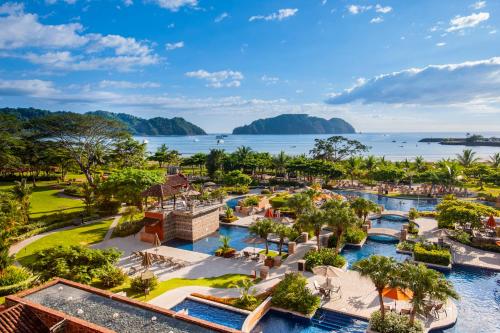uma vista aérea do resort e do parque aquático em Los Sueños Marriott Ocean & Golf Resort em Jacó
