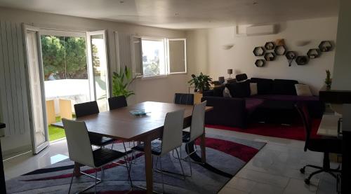 un salon avec une table et des chaises en bois dans l'établissement Sunshine in Cannes, à Cannes