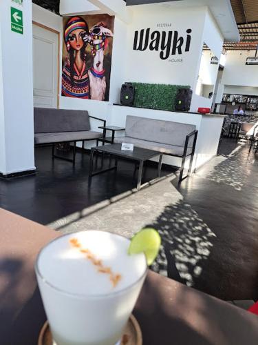 een drankje zittend op een tafel in een winkel bij Wayki House in Ica