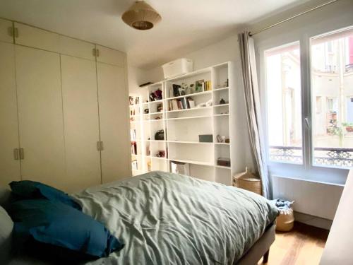 une chambre avec un lit et une fenêtre dans l'établissement Charmant appartement calme 2 personnes, à Paris