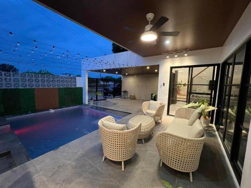 Πισίνα στο ή κοντά στο SereneMiaCasa-affordable but luxurious staycation