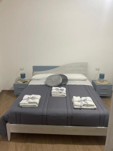 a bedroom with a bed with towels on it at O' MAR FOR casa vacanza in Bacoli