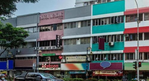 a multicolored building with a car parked in front of it at OYO 90173 Hotel Mekong in Kuala Lumpur