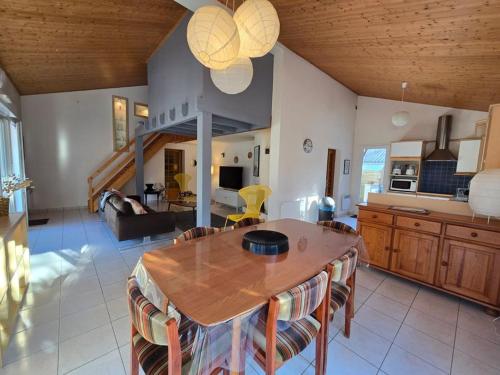 Il comprend une cuisine et un salon avec une table à manger. dans l'établissement Grande Terrasse 800m Plage Demoiselles, à Saint-Jean-de-Monts