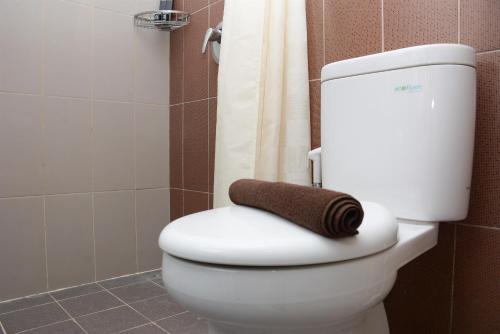 bagno con servizi igienici e asciugamano marrone di Homey and Cozy Living 1BR Apartment at Atlanta Residences By Travelio a Depok