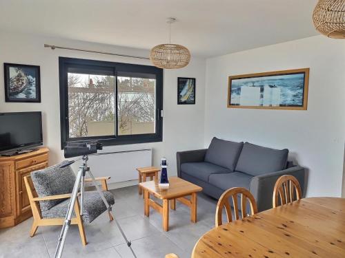 un salon avec un canapé et une table dans l'établissement Villa de la plage, front de mer, Juno beach, à Bernières-sur-Mer