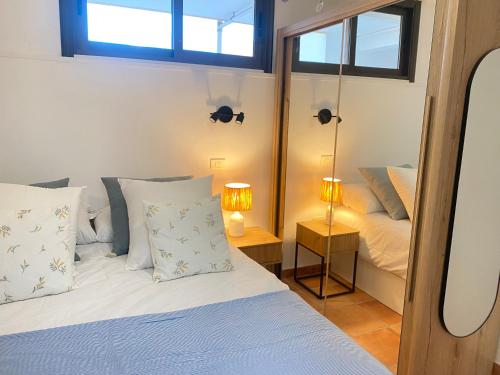 Postel nebo postele na pokoji v ubytování OHLALIFE! ACHACAY 8 playa los cristianos