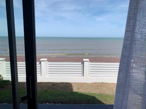 une vue sur l'océan depuis une fenêtre dans l'établissement Villa de la plage, front de mer, Juno beach, à Bernières-sur-Mer