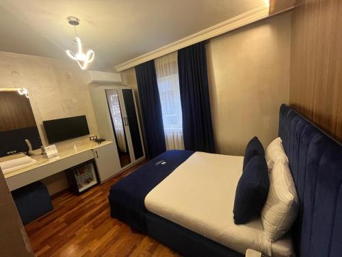 a hotel room with a bed and a desk at Cadde 7 Otel in Bahçelievler