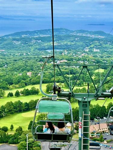 a group of people riding on a ski lift at プライベート天然温泉 - 広々清潔 - 素敵な非日常! Private Hot Spring - Spotless Modern Japanese in Ito