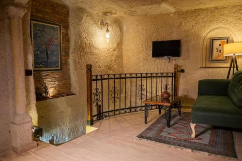 Una televisión o centro de entretenimiento en Cappadocia Inn Cave Hotel