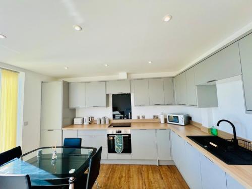 Кухня или мини-кухня в Stunning 2 bedroom flat for 5 people overlooking the sea 2A
