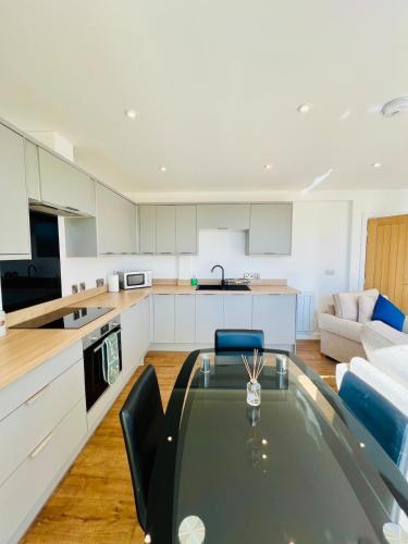 Кухня или мини-кухня в Stunning 2 bedroom flat for 5 people overlooking the sea 2A
