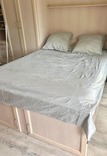 - un lit dans une petite chambre avec un matelas dans l'établissement Le Jardin Provençal, au Lavandou