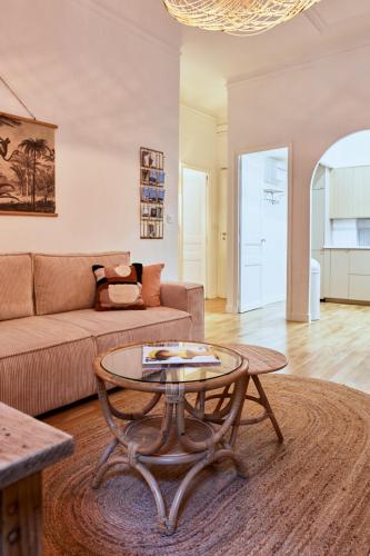 un salon avec un canapé et une table dans l'établissement Appartement refait à neuf entre plage et vieux port, à Marseille