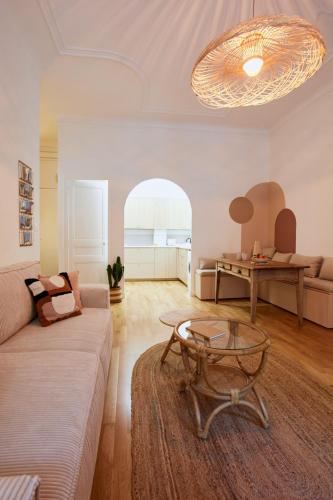 un salon avec un canapé et une table dans l'établissement Appartement refait à neuf entre plage et vieux port, à Marseille