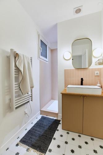 une salle de bain avec un lavabo et un miroir dans l'établissement Appartement refait à neuf entre plage et vieux port, à Marseille