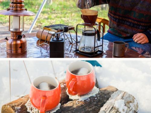 two pictures of two cups of coffee on a table at 焚き火キャンプ場 Hokkaido Glamping - TAKIBI in Makkari