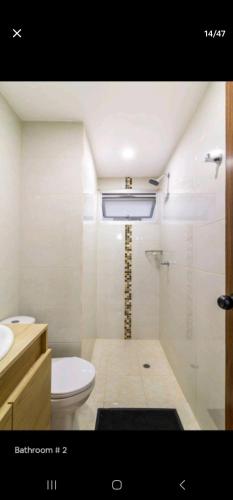 a bathroom with a toilet and a sink and a shower at Marinares apartamento in Cartagena de Indias