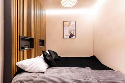 Elegant Noir APT, 1BDR
