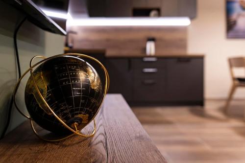Elegant Noir APT, 1BDR