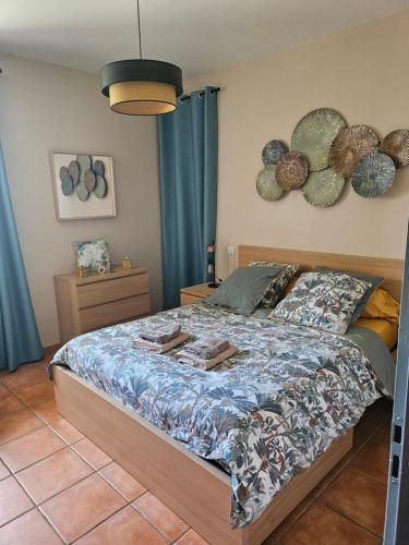 Postel nebo postele na pokoji v ubytování Au détour du Puy Maison avec piscine intérieure à 15 mn Puy du Fou