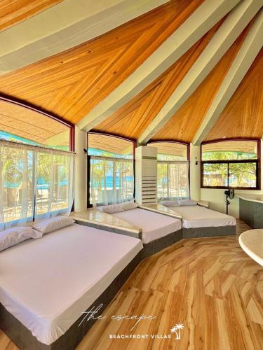Katil atau katil-katil dalam bilik di The Escape Beachfront - GRAND Villa