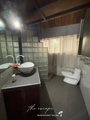 Bilik mandi di The Escape Beachfront - GRAND Villa
