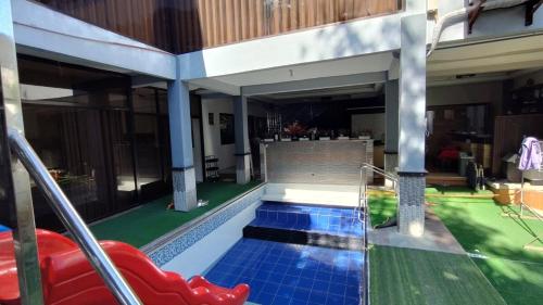 une piscine au milieu d'une maison dans l'établissement YKC's Private Pool Villa Resort, à Ángeles