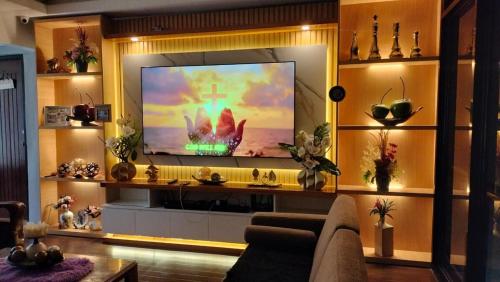 un salon avec une télévision à écran plat sur un mur dans l'établissement YKC's Private Pool Villa Resort, à Ángeles